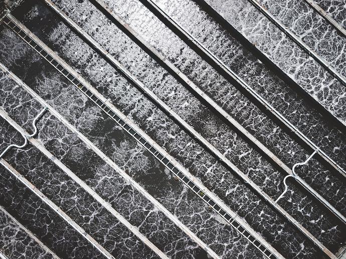 a black and white photo of a bunch of metal bars