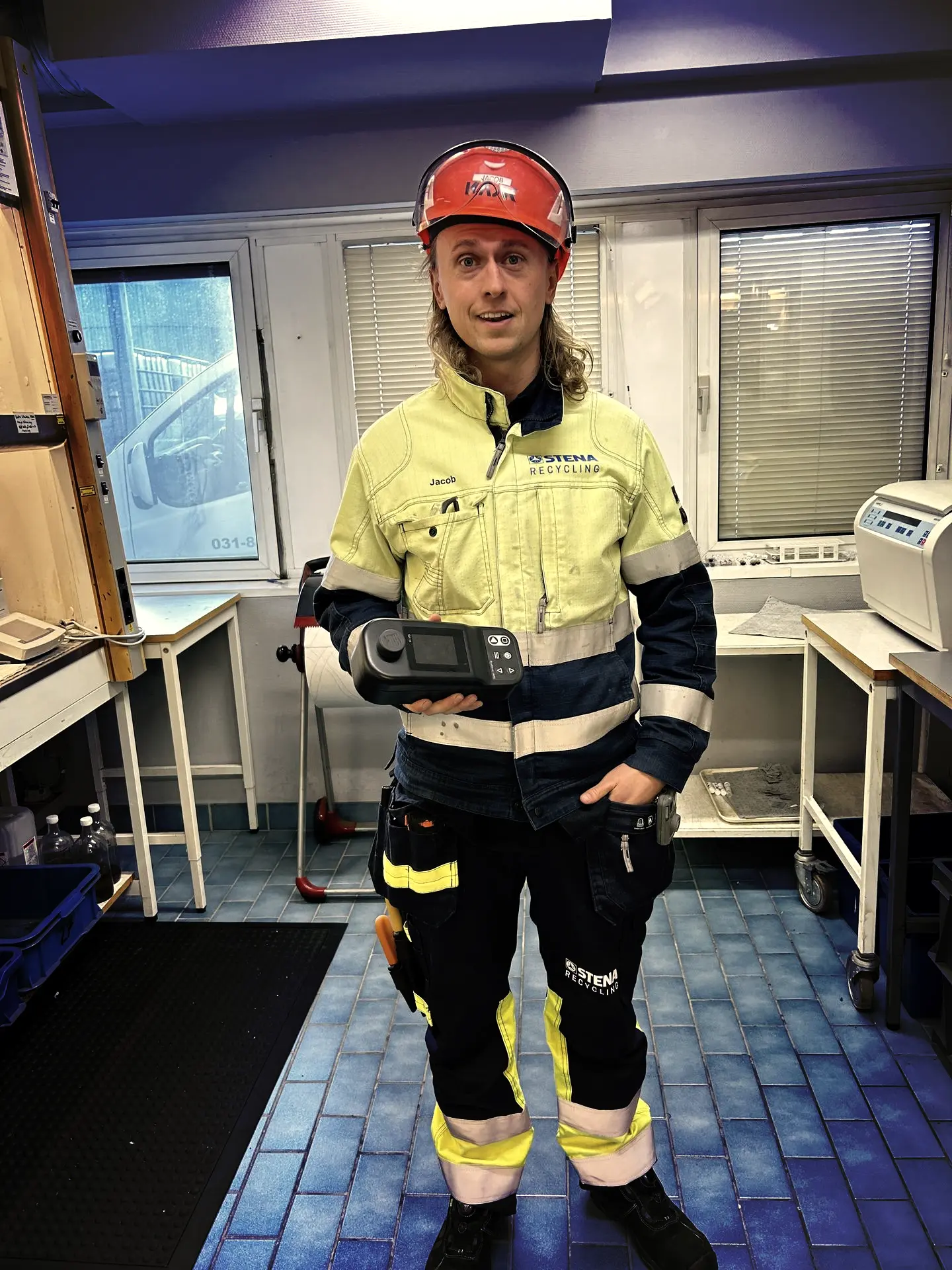 Jacob Öiens using IC-VIS in the laboratory during wastewater analysis for Stena Recycling